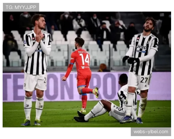 那不勒斯对阵萨索洛，主队球迷抗议主席德劳伦蒂斯横幅遍布看台